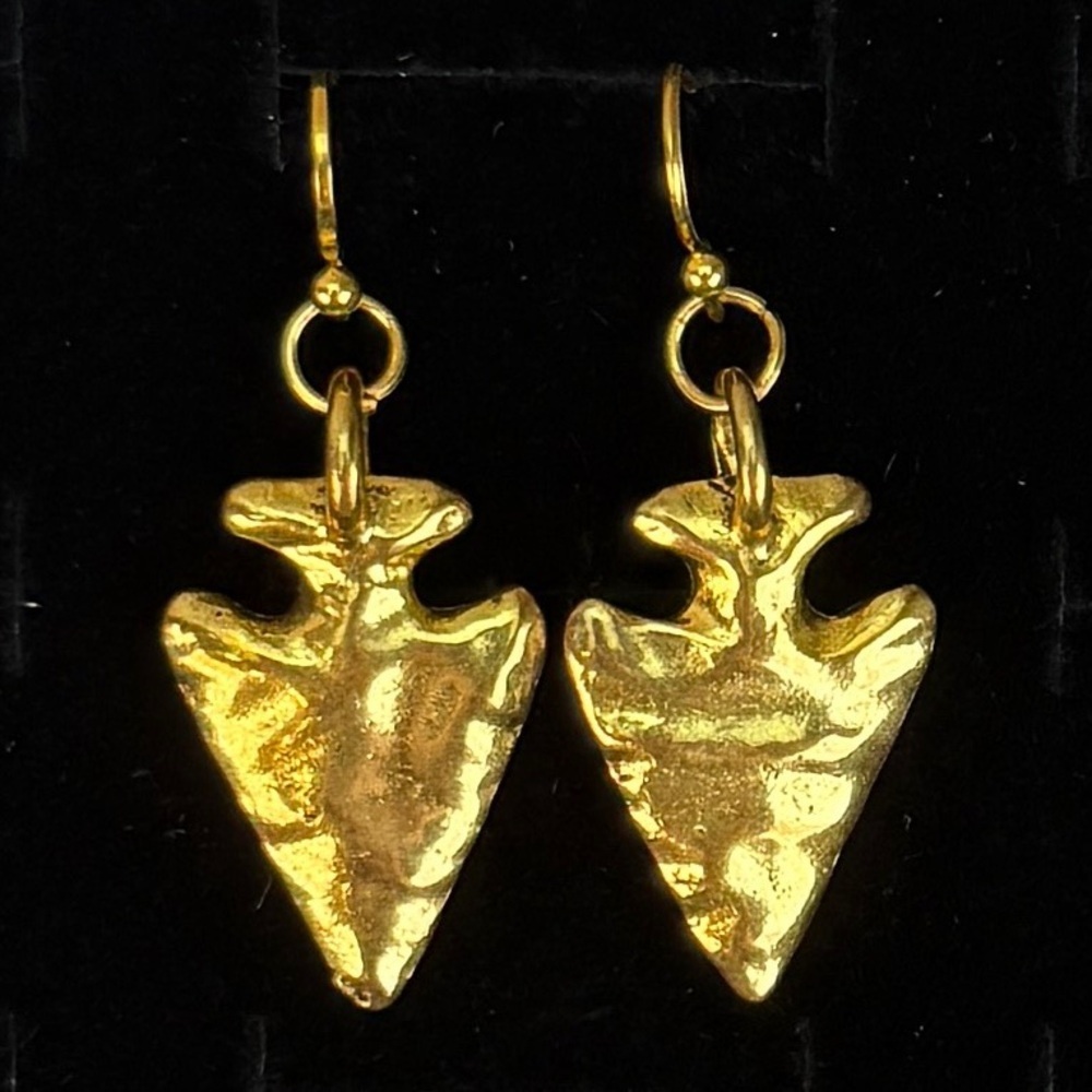 Gorgeous, weighted, hammered, arrowhead goldtone pierced earrings